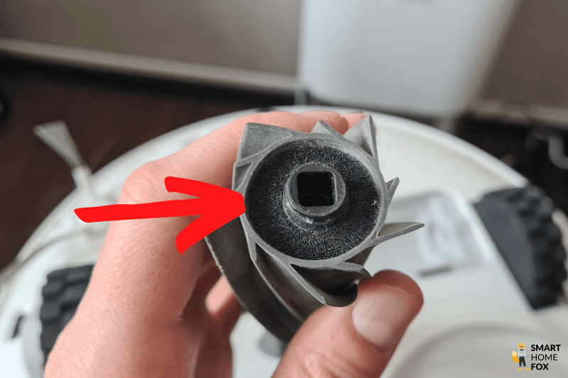 The lining of the rubber brush of the Dreame L10s Ultra can be seen.